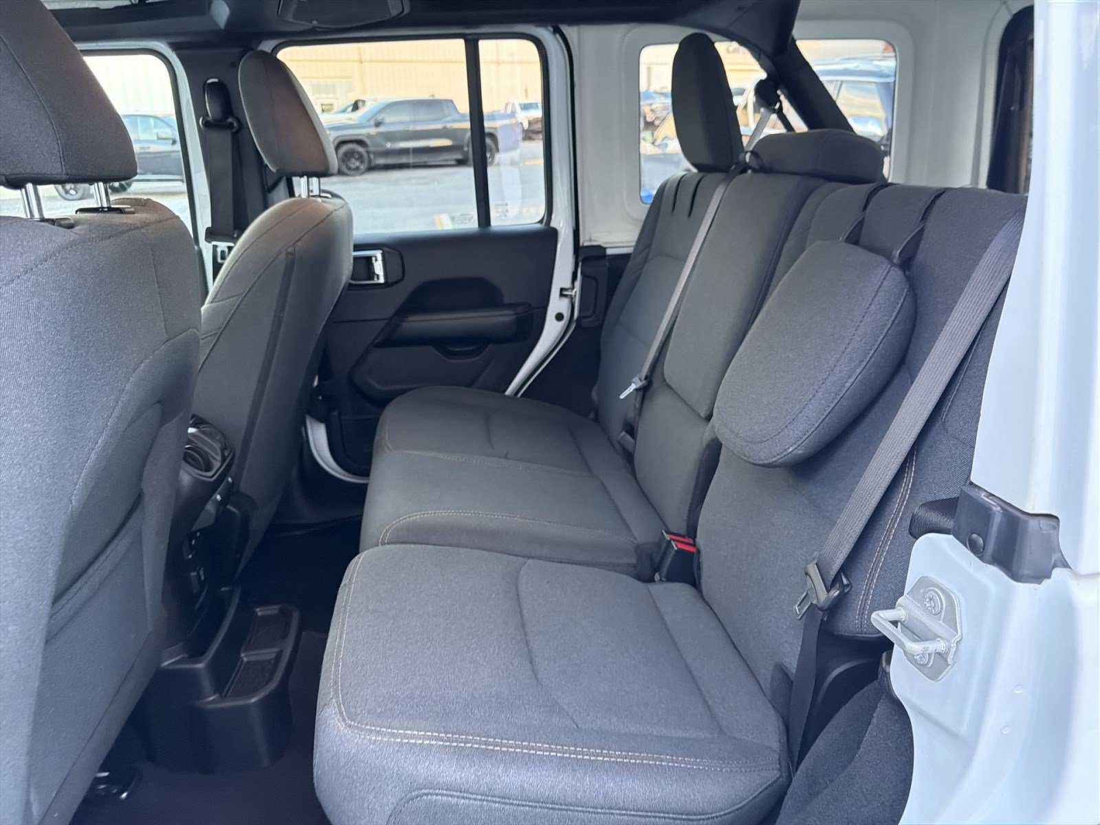Used 2024 Jeep Wrangler Unlimited Sahara AWD/4WD image 19