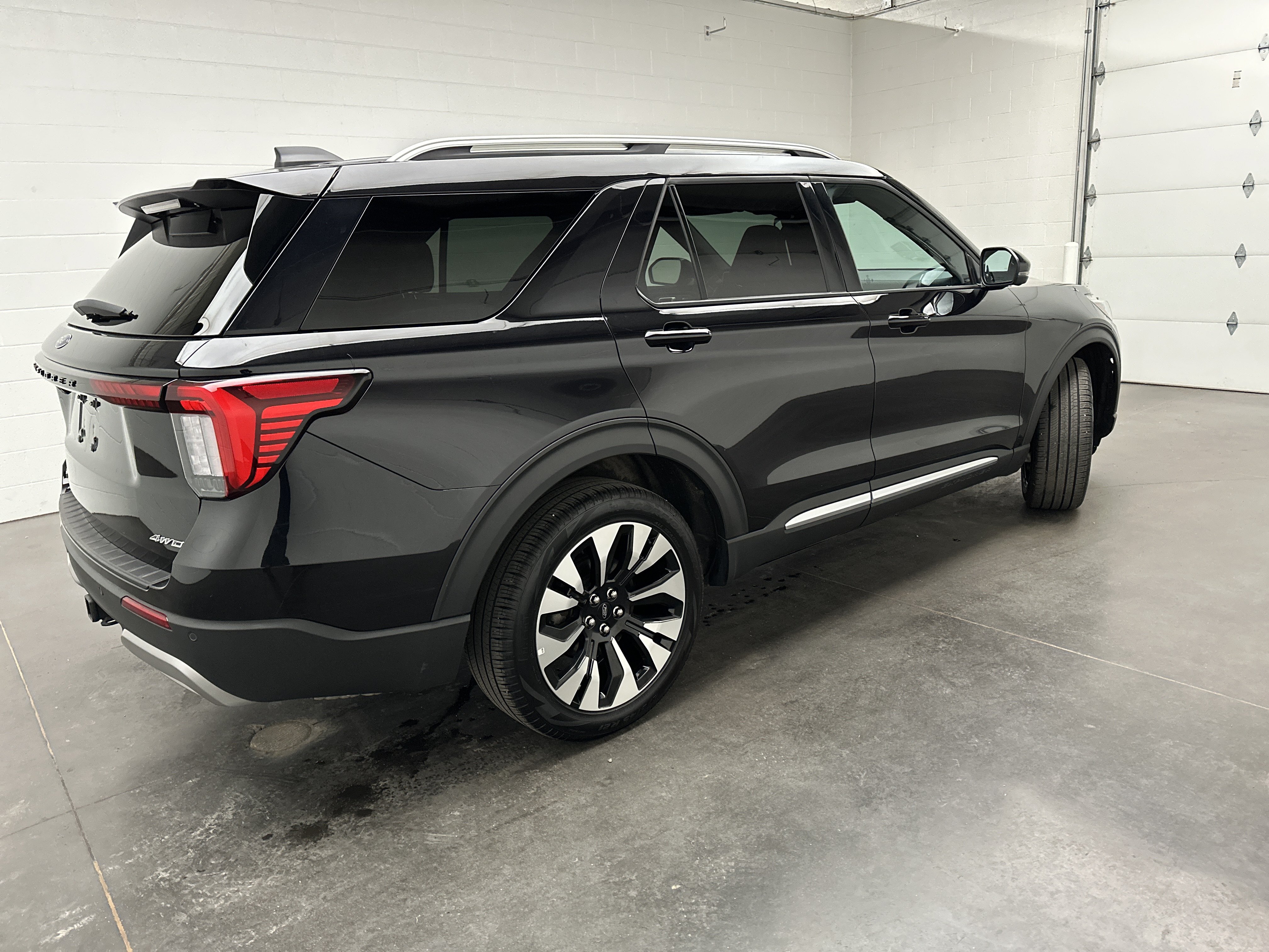 Used 2025 Ford Explorer Platinum w/ LUX Leather Package AWD/4WD image 9