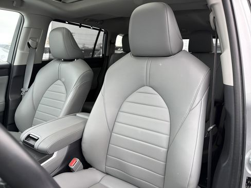 Used 2023 Toyota Highlander XLE image 9
