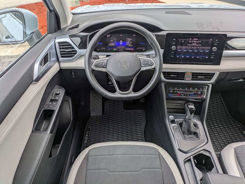 Certified 2025 Volkswagen Taos SE w/ Panoramic Sunroof Package image 17