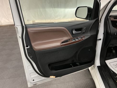 Used 2018 Toyota Sienna Limited Premium w/ Protection Package FWD image 21