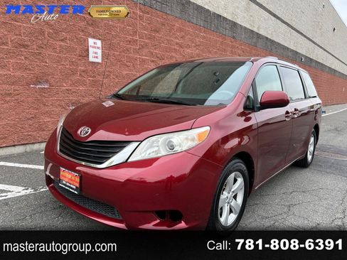 Used 2014 Toyota Sienna LE FWD image 1