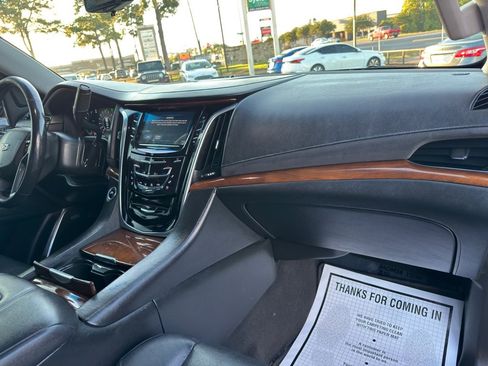 Used 2019 Cadillac Escalade ESV Luxury image 25