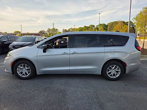 New 2026 Chrysler Pacifica Select image 4