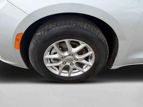 Used 2024 Chrysler Pacifica Touring-L image 39