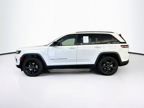 Used 2024 Jeep Grand Cherokee Altitude AWD/4WD image 4
