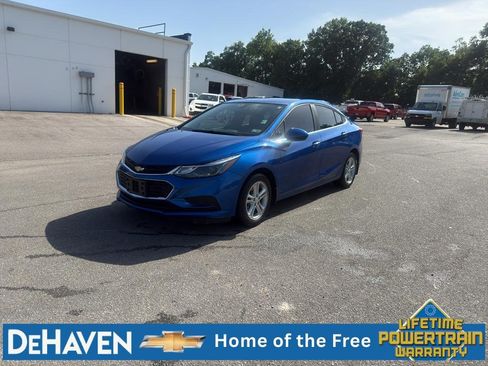 Used 2018 Chevrolet Cruze LT w/ Convenience Package FWD image 2