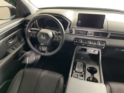 Certified 2025 Honda Pilot Black Edition image 5