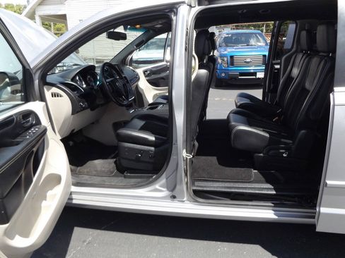 Used 2017 Dodge Grand Caravan SXT FWD image 12