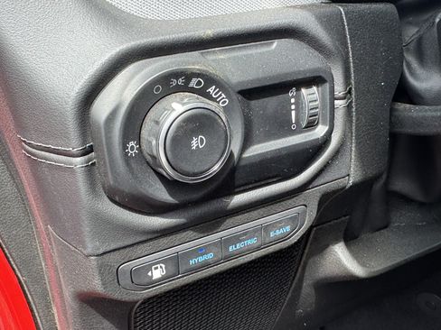 Used 2025 Jeep Wrangler Unlimited Sahara w/ Safety Group AWD/4WD image 33