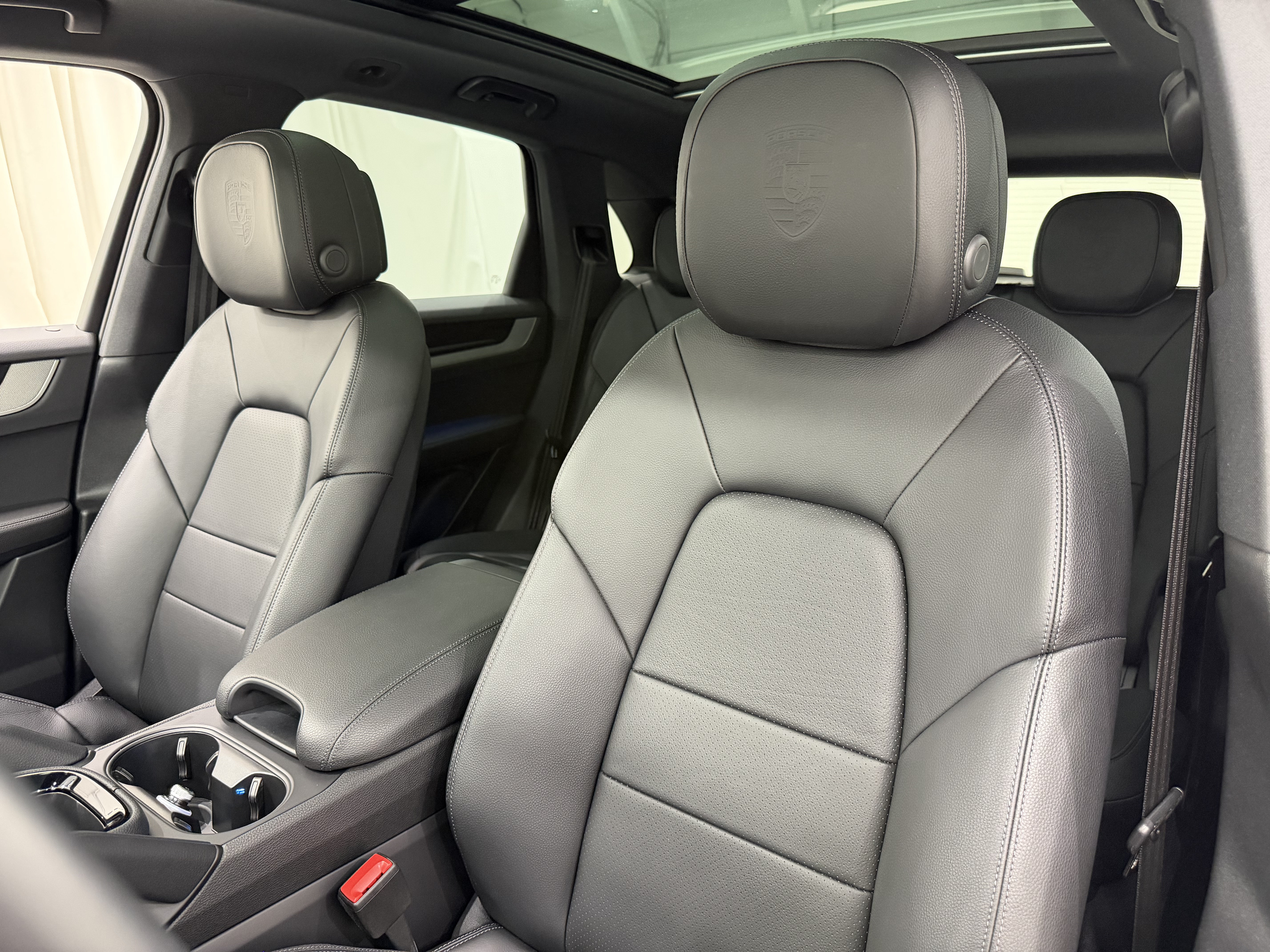 Certified 2024 Porsche Cayenne AWD/4WD image 5