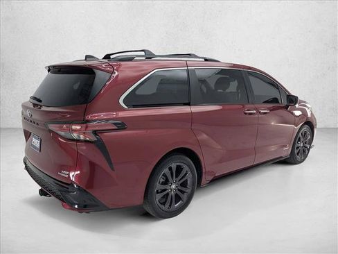 Used 2021 Toyota Sienna XSE w/ XSE Plus Package image 5