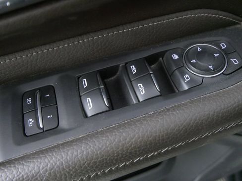 Used 2023 GMC Yukon Denali AWD/4WD image 12