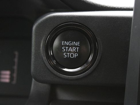 Used 2025 Toyota Tacoma SR5 AWD/4WD image 33