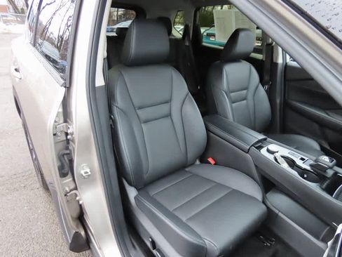 Used 2025 Nissan Rogue SL image 17