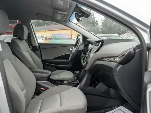 Used 2017 Hyundai Santa Fe SE image 12