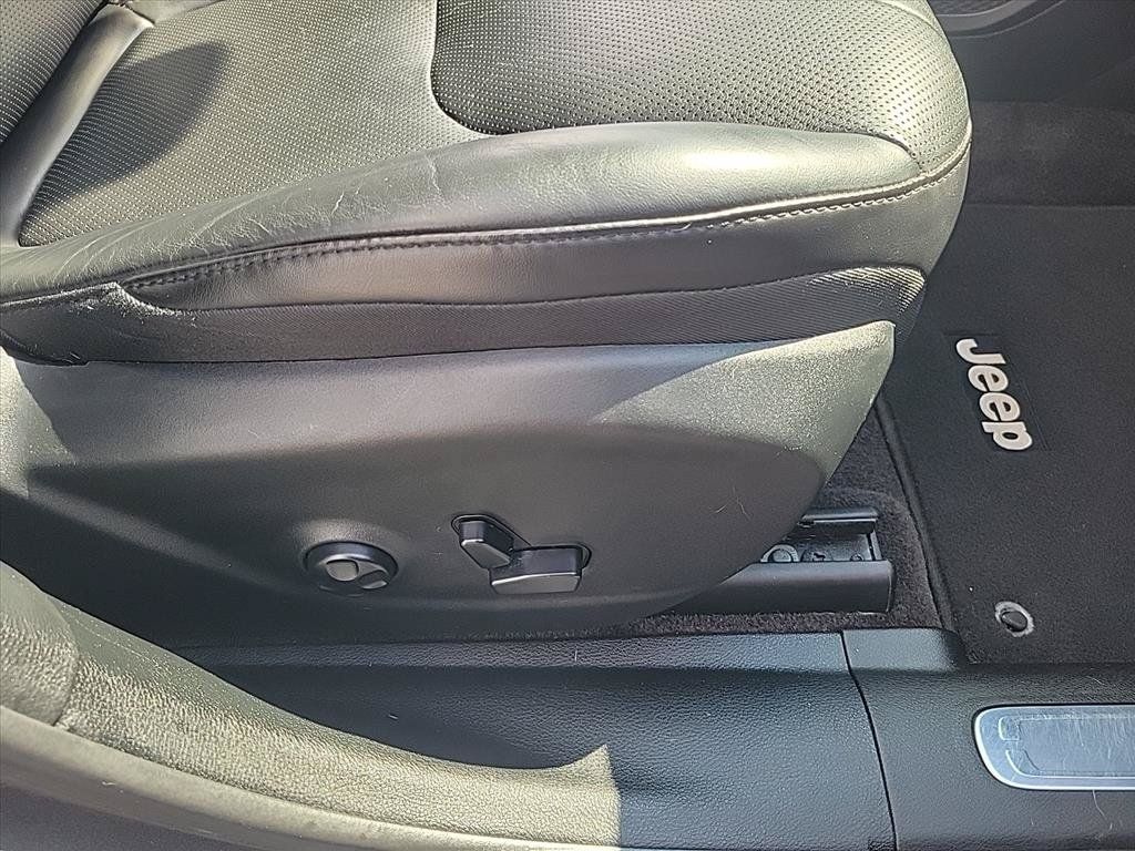 Used 2019 Jeep Cherokee Limited AWD/4WD image 29