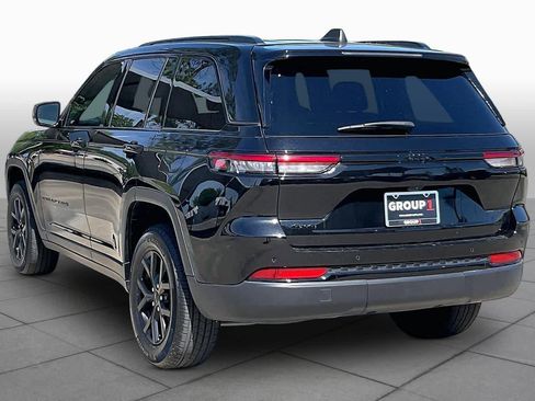 Used 2024 Jeep Grand Cherokee Altitude AWD/4WD image 12