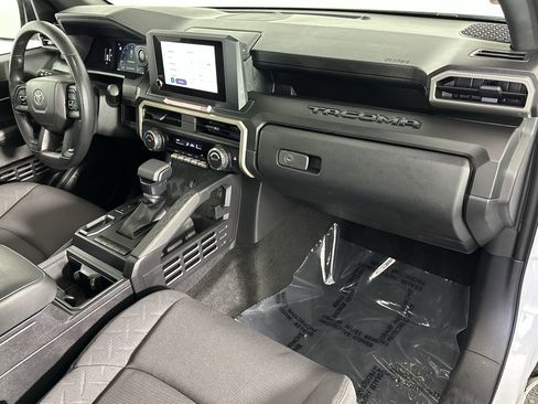 Used 2025 Toyota Tacoma SR image 33
