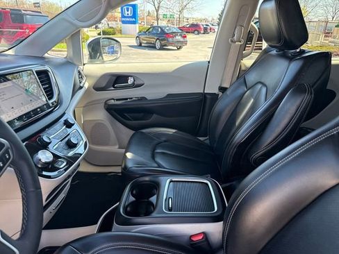 Used 2023 Chrysler Pacifica Touring-L FWD image 14