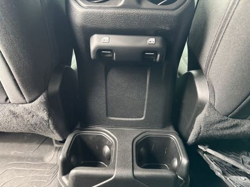 Used 2022 Jeep Gladiator Willys AWD/4WD image 35