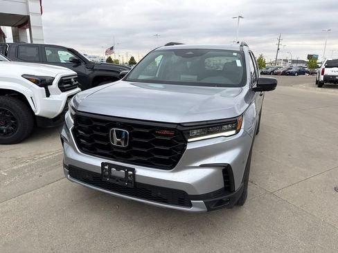 Used 2025 Honda Pilot TrailSport image 3