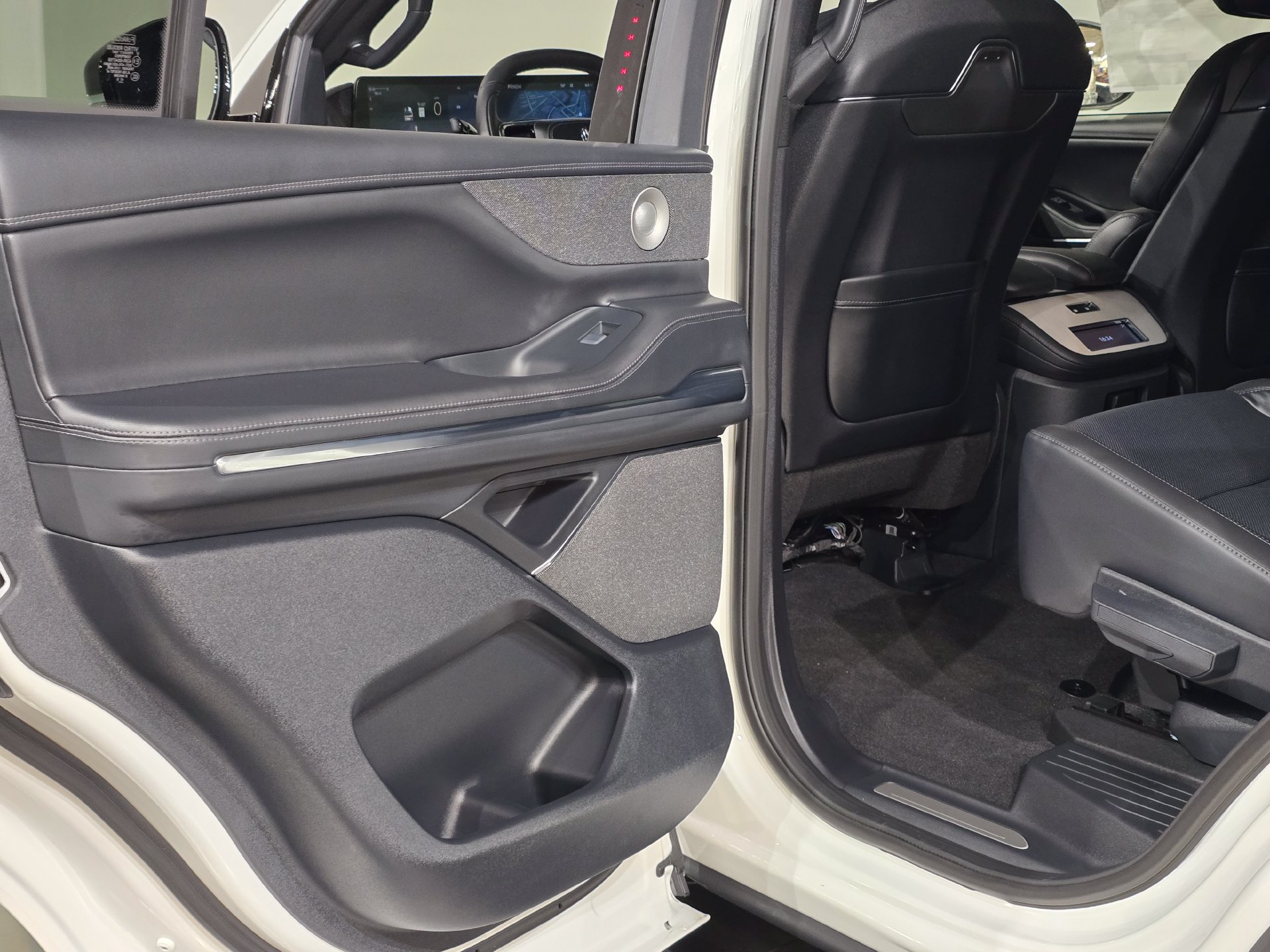 New 2025 Lincoln Navigator Reserve w/ Jet Appearance Package AWD/4WD image 42