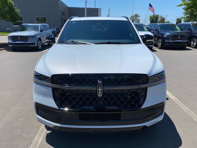 New 2026 Lincoln Navigator Reserve w/ Jet Appearance Package AWD/4WD image 2