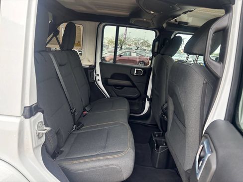 Used 2025 Jeep Wrangler Unlimited Sahara AWD/4WD image 24