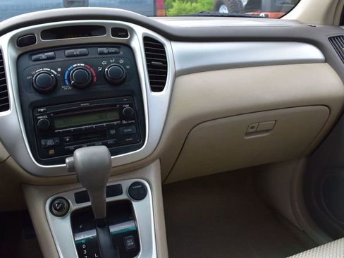 Used 2005 Toyota Highlander 4WD V6 w/ 3rd Row image 26