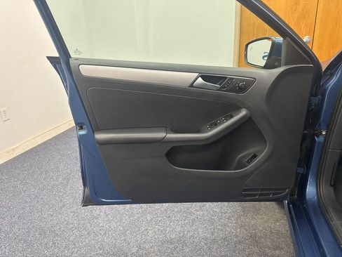 Used 2018 Volkswagen Jetta SE FWD image 5