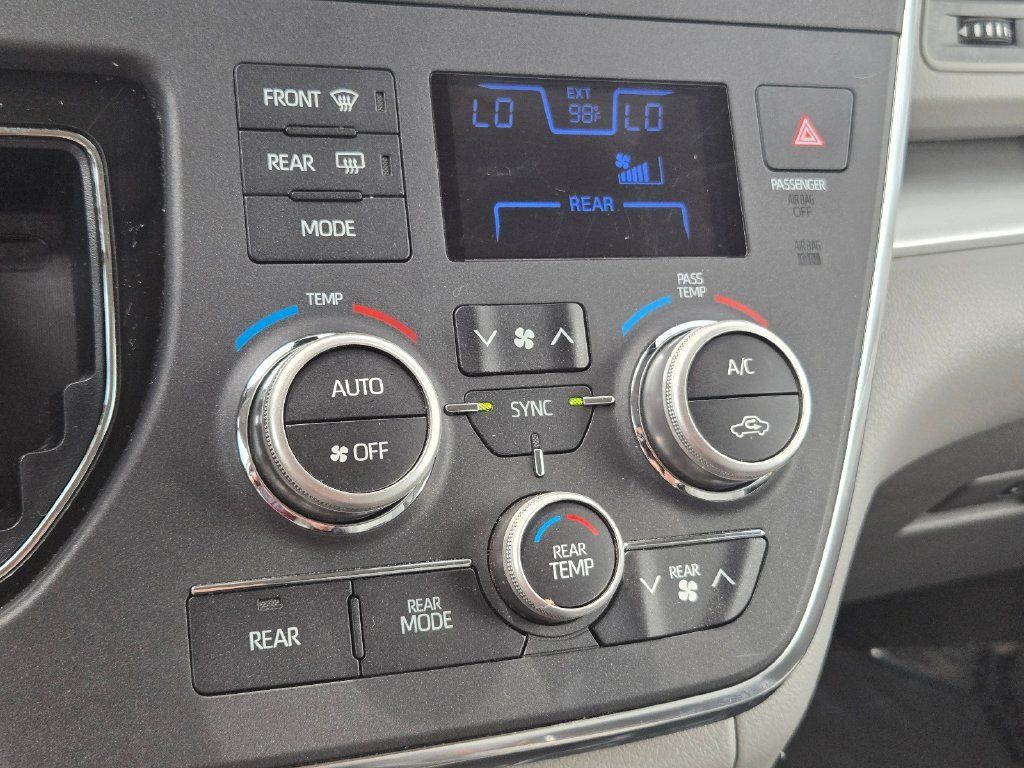 Used 2018 Toyota Sienna LE FWD image 21