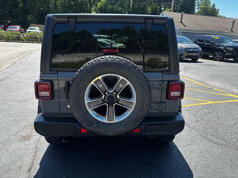 Used 2018 Jeep Wrangler Unlimited Sahara w/ Cold Weather Group AWD/4WD image 6