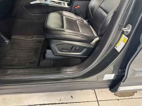 Used 2022 Ford Explorer XLT w/ Equipment Group 202A AWD/4WD image 47