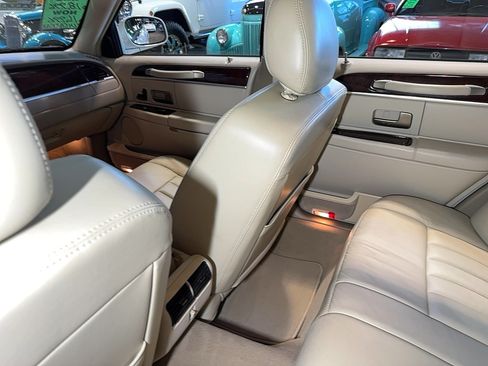 Used 2007 Lincoln Town Car Signature RWD image 50