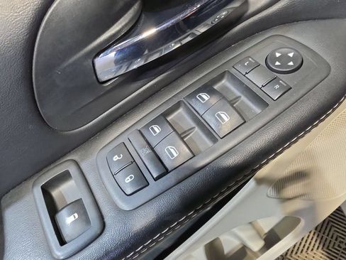Used 2018 Dodge Grand Caravan SXT FWD image 15