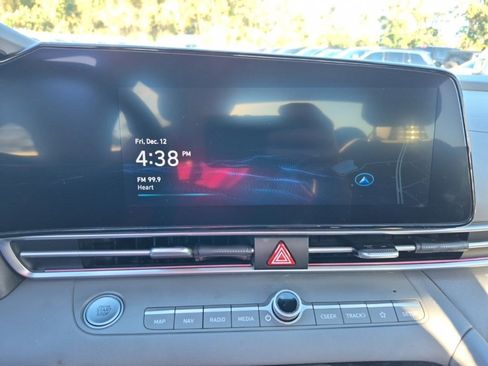 Used 2024 Hyundai Elantra SEL image 13