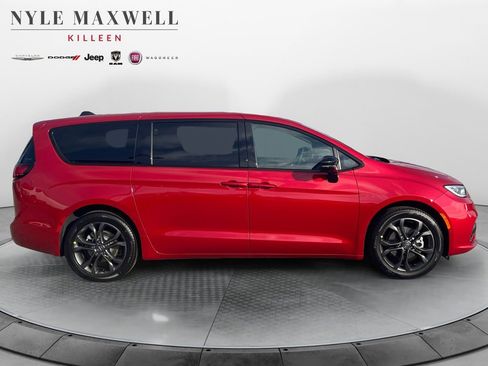 New 2026 Chrysler Pacifica Select FWD image 17