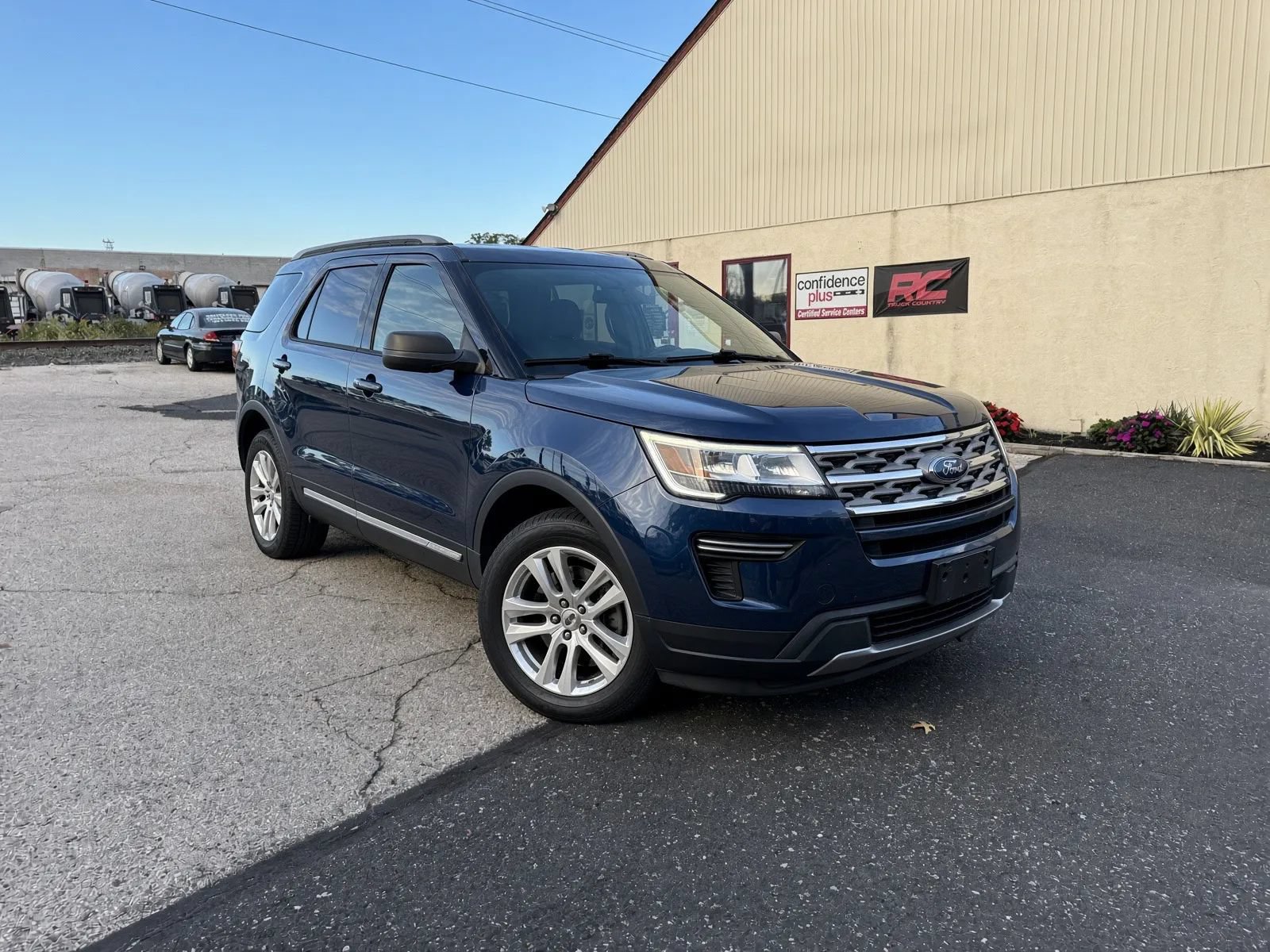 Used 2018 Ford Explorer XLT AWD/4WD image 3
