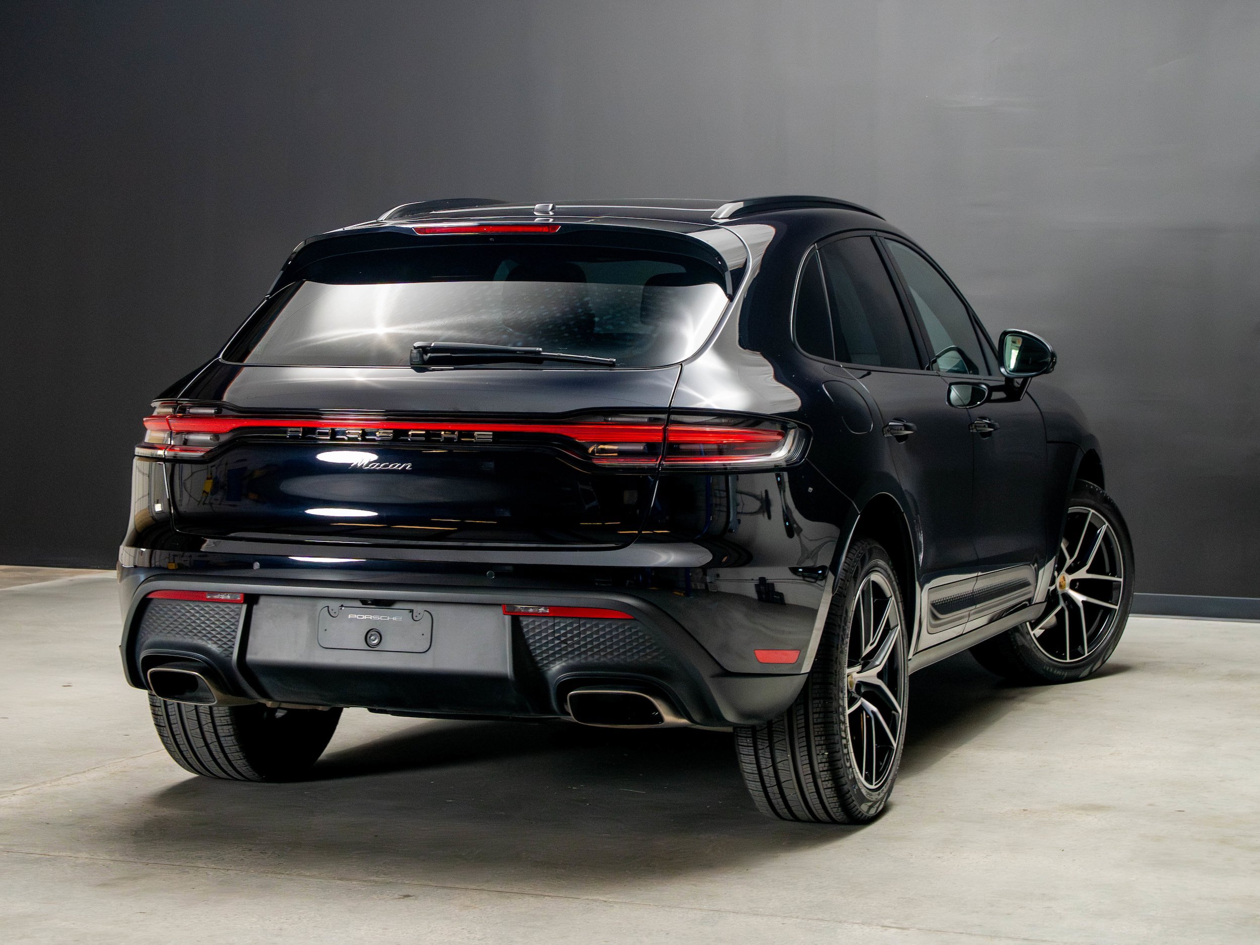 Certified 2025 Porsche Macan AWD/4WD image 7