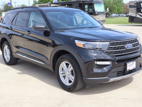 Used 2023 Ford Explorer XLT w/ Equipment Group 202A image 4
