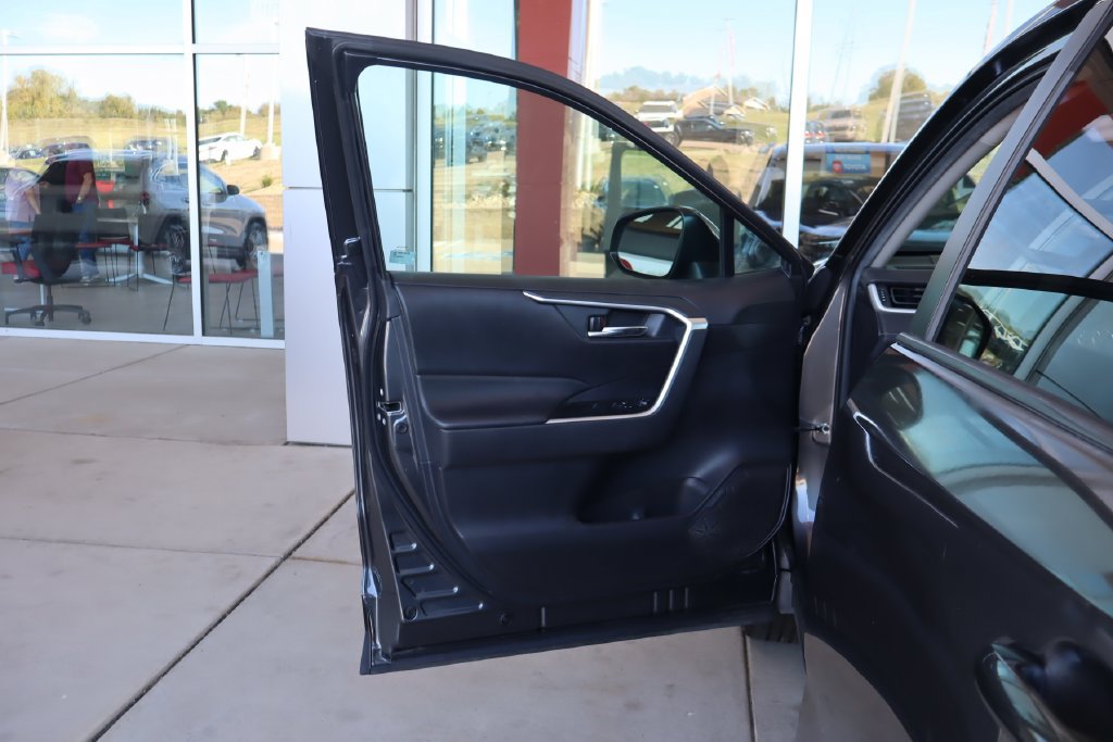 Used 2020 Toyota RAV4 XLE FWD image 13