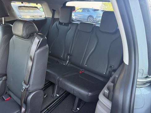 Used 2025 Kia Carnival EX FWD image 5