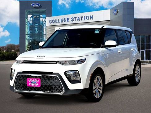 Used 2022 Kia Soul LX image 2