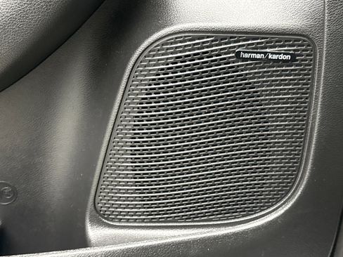 Used 2022 Chrysler Pacifica Limited w/ S Appearance Package image 17