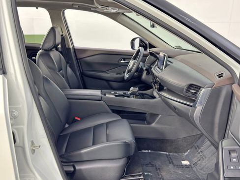 Used 2023 Nissan Rogue SV w/ SV Premium B Package image 15