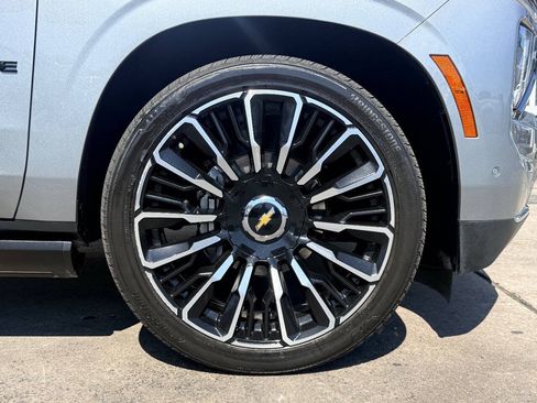 Used 2025 Chevrolet Tahoe High Country AWD/4WD image 12