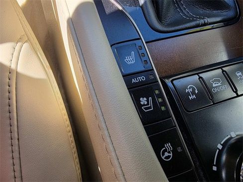 Used 2020 Lexus LX 570 4WD w/ Luxury Package image 16