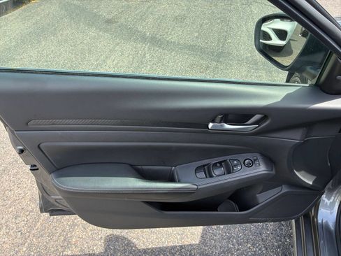 Used 2025 Nissan Altima 2.5 SV FWD image 18