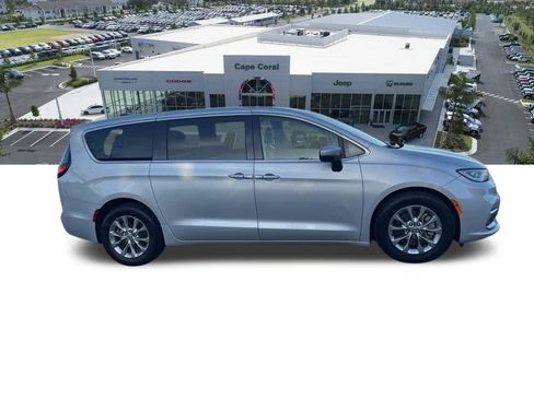 Used 2023 Chrysler Pacifica Touring-L image 15